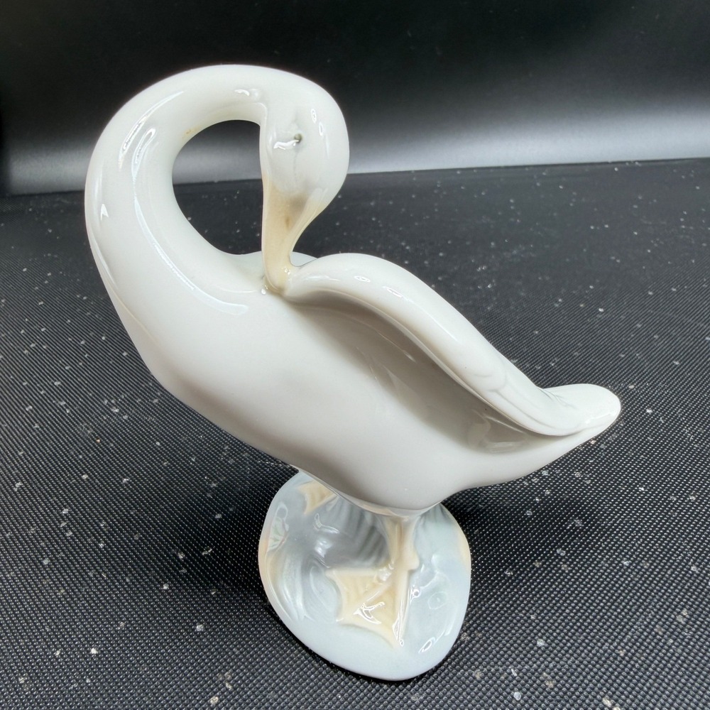 Lladro Swan Bird Figurine Preening Bird Porcelain Spain Glossy White 4 Inch - Picture 6 of 11